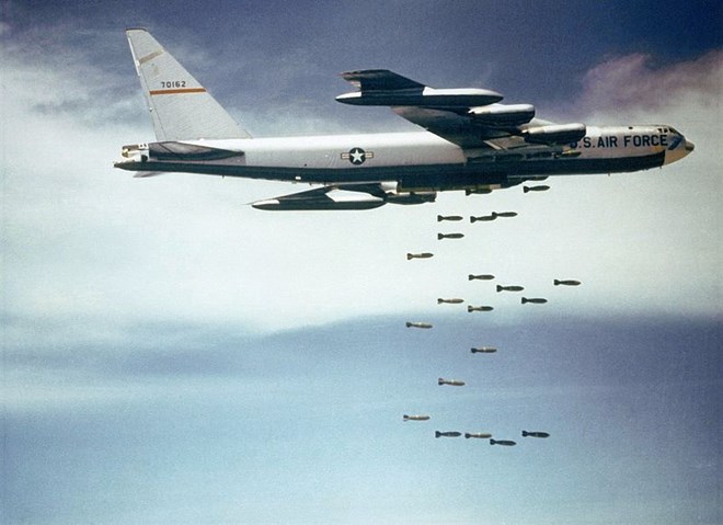 B-52F đang ném bom Mk 117 750 lb (340 kg) trong chiến tranh Việt Nam. Ảnh những năm 1965-1966.