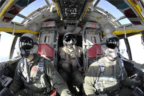 Tổ lái bao gồm chỉ huy, phi công, sĩ quan theo dõi radar, sĩ quan hoa tiêu và sĩ quan tác chiến điện tử.