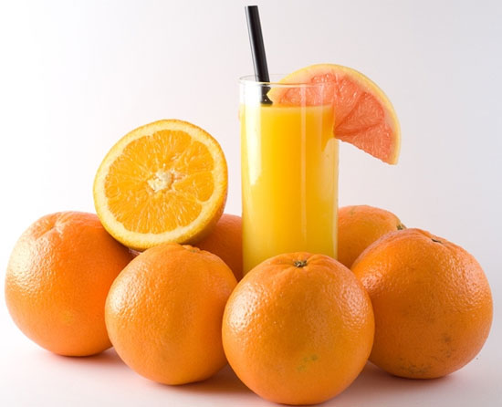 Cam là một trong những loại trái cây có nhiều vitamin C và một trái cam chứa khoảng 170mg phytochemicals bao gồm các chất dưỡng da và chống lão hóa.