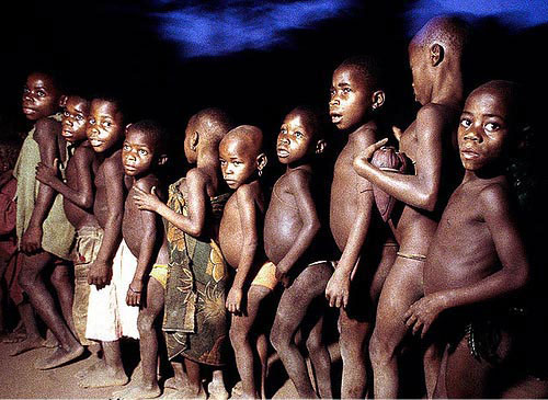 Người lùn Pygmy tập trung nhiều nhất ở các khu rừng nhiệt đới Congo, ước tính có khoảng 250.000-600.000 người lùn Pygmy sống tại đó.