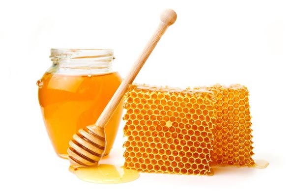 Mật ong là dưỡng chất làm đẹp được chị em tin dùng. Bạn dùng một chút mật ong thoa môi khi môi bị nứt nẻ sẽ vô cùng hữu hiệu đấy nhé.