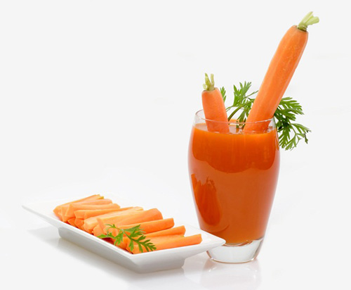 Màu sắc của nước ép cà rốt chính là những gì mà đôi môi bạn cần trong thời gian sắp tới. Hãy dùng bông trang điểm thấm nước ép cà rốt và thoa, mát xa lên môi 15 phút mỗi ngày.
