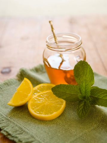Lấy hỗn hợp nước cốt chanh, mật ong và glycerine thoa lên môi, đây là cách điều trị khá hữu hiệu cho đôi môi thâm sạm.