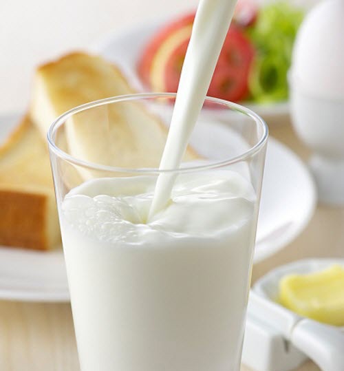 Trứng và sữa không nên ăn cùng với nhau. Trong sữa có chứa một hàm lượng chất lactose. Lactose là một thể trong hai loai đường galactose và glucose dimmer. Trong trứng lại có chứa rất nhiều chất protein, giúp phân giải các acid amin.