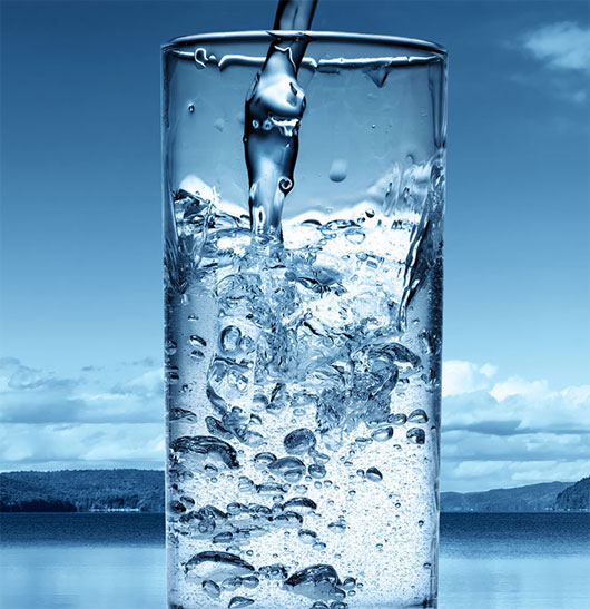 Nước vô cùng quan trọng đối với cơ thể. Uống thật nhiều nước sạch để giữ cho cơ thể đủ nước, sản xuất ra nước bọt, và loại bỏ những thứ bám xung quanh miệng. Khô miệng khiến vi khuẩn có cơ hội phát triển.