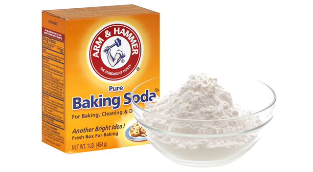 Baking soda là một chất khử mùi rất tốt hay dùng trong tủ lạnh để giữ cho thực phẩm có mùi tự nhiên. Hãy dùng nó như kem đánh răng với một giọt bạc hà, dầu cây trà, dầu chanh.