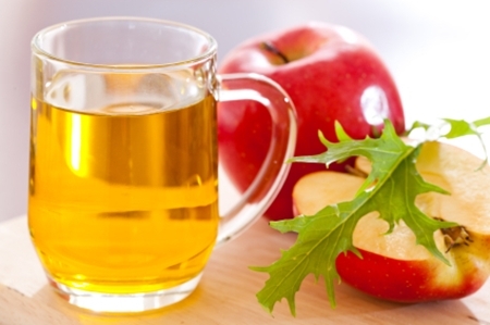 Giấm táo cũng là một loại nước súc miệng tốt có thể tiêu diệt mùi hôi. Trộn một muỗng cà phê giấm này với một ly nước dùng để súc miệng.