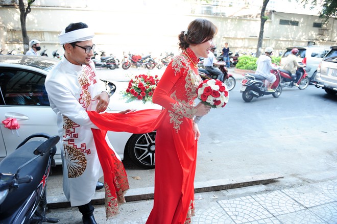 Chú rể còn đỡ vạt áo dài cho cô dâu. Ảnh:Min An - Thành Luân.