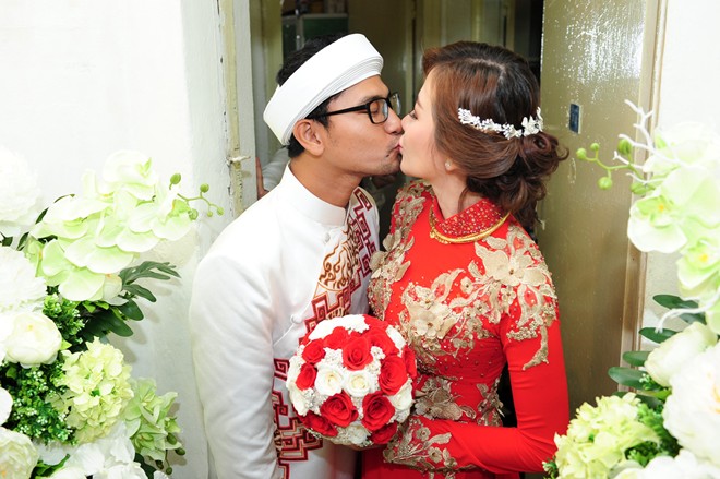Chú rể không ngần ngại trao cho cô dâu nụ hôn nồng cháy. Ảnh:Min An - Thành Luân.
