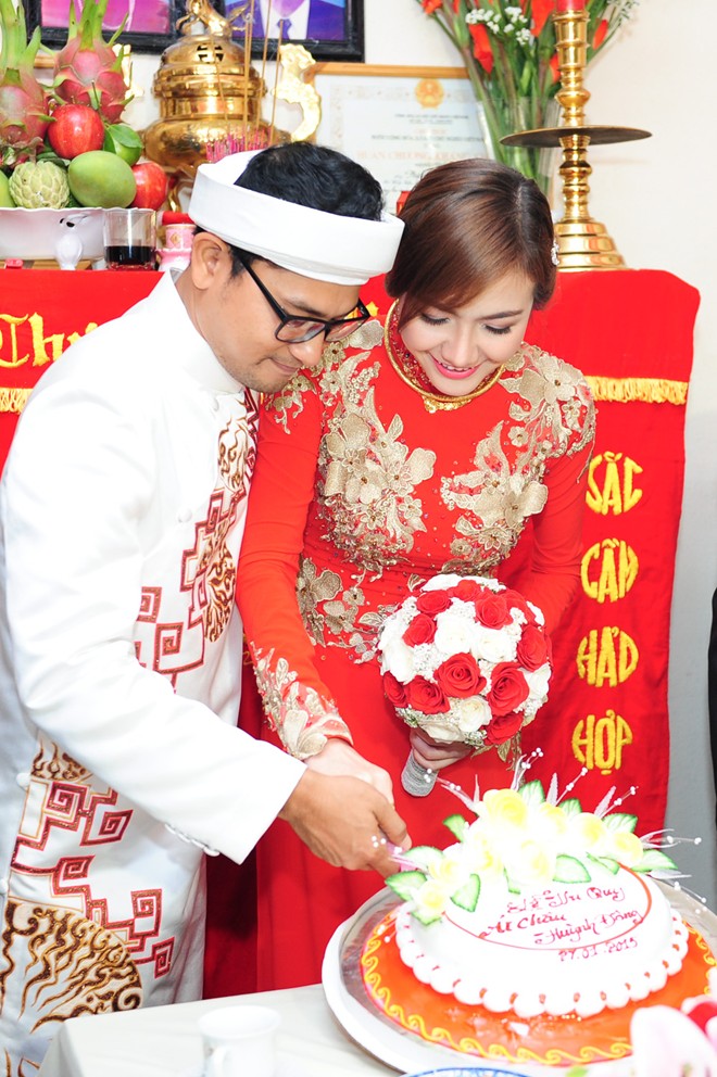 Cùng chung tay cắt chiếc bánh cưới hạnh phúc.Ảnh:Min An - Thành Luân.