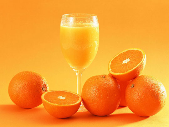Nước ép cam quýt: Rất giàu vitamin C giúp giải rượu nhanh. Nước cam cũng ngăn tình trạng mất nước và tăng cường hệ miễn dịch.