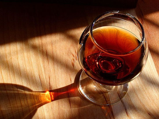 Rượu và đồ uống có cồn có thể gây tác hại trực tiếp trên cơ tim, nhất là tâm thất bên trái và có thể dẫn đến suy tim.