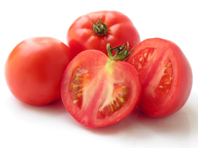 Cà chua:Cà chua cũng giải rượu. Cách dễ làm nhất là uống một cốc nước ép cà chua chín.