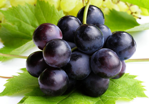 Trái cây: Ăn nho và các loại quả mọng như quả mâm xôi, dâu tây giúp giải rượu hiệu quả.