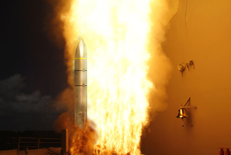 Hình mô phỏng tên lửa hành trình chống tàu LRASM phóng từ hệ thống Mk41 trên tàu chiến.