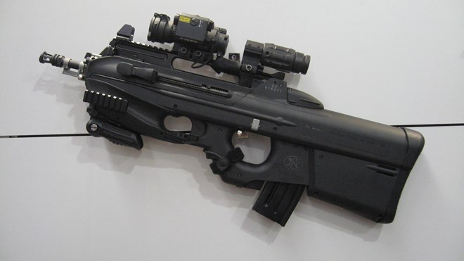 FN F2000 hơi nặng (3,6 kg), nhưng với tốc độ bắn nhanh và sức công phá lớn khiến nó trở nên rất đáng sợ.