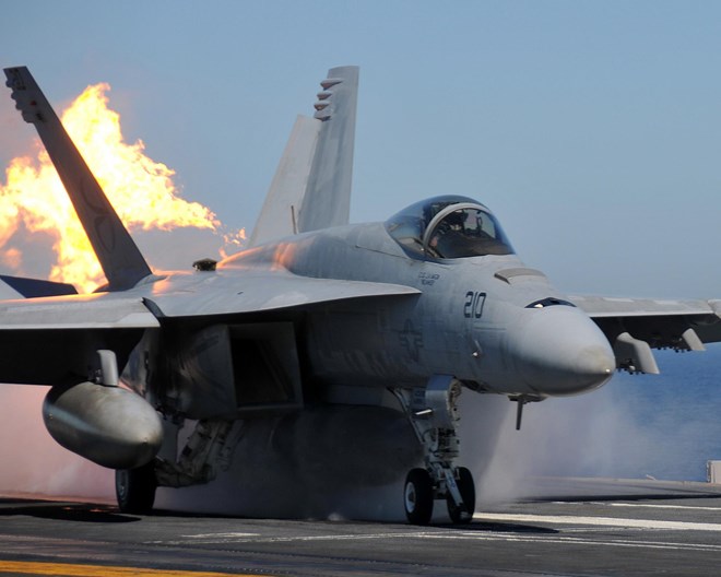 F/A-18 có bán kính chiến đấu hơn 900 km với tốc độ tối đa trên Mach 1,8 (1.915 km/h) đưa nó trở thành công cụ hiệu quả để triển khai sức mạnh trên không của Hải quân Mỹ.