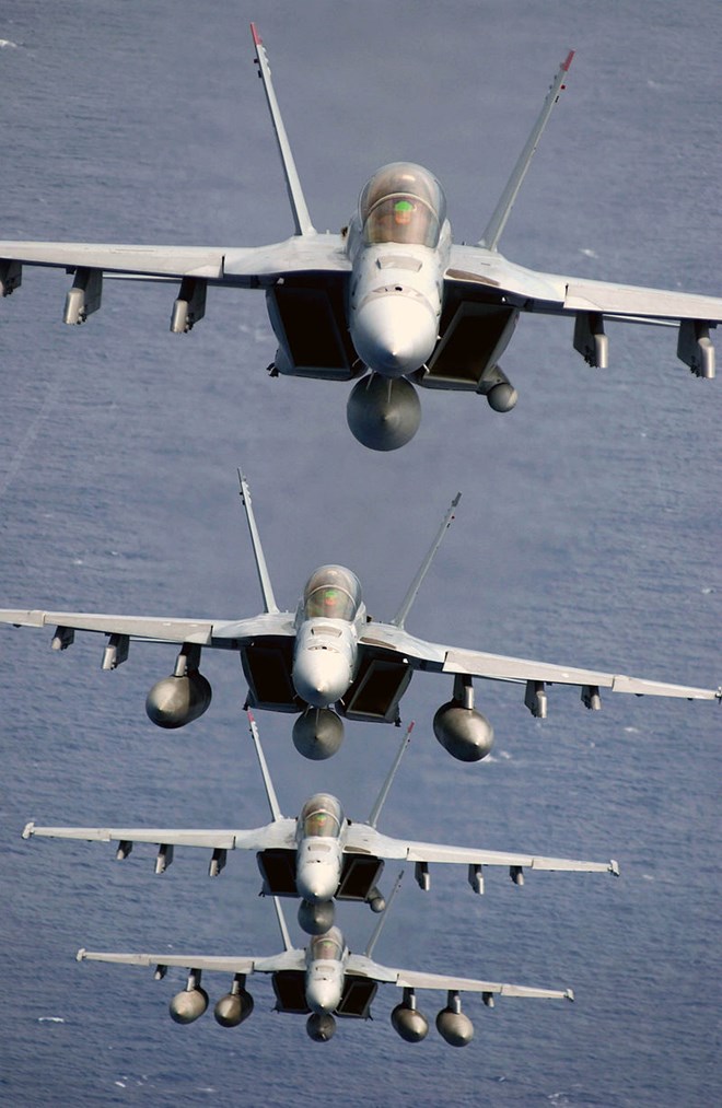 4 chiếc F/A-18F bay theo đội hình Black Aces thuộc phi đoàn chiến đấu VFA-41, bay qua Thái Bình Dương năm 2003.