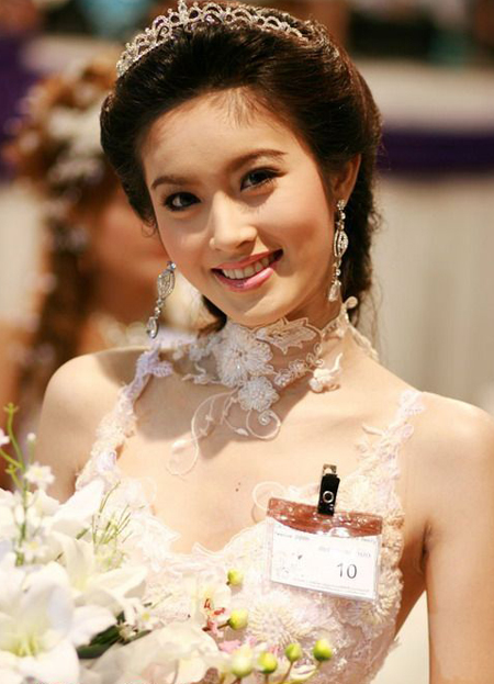 Năm 2011, Nong Poy đã đánh bại 22 thí sinh đến từ 18 quốc gia ở khắp nơi trên thế giới để tiếp tục đăng quang Nữ hoàng sắc đẹp chuyển giới quốc tế (Miss International Queen 2011).