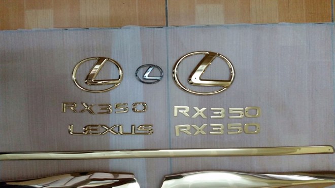 Bộ logo phía trước và sau của Lexus RX 350.