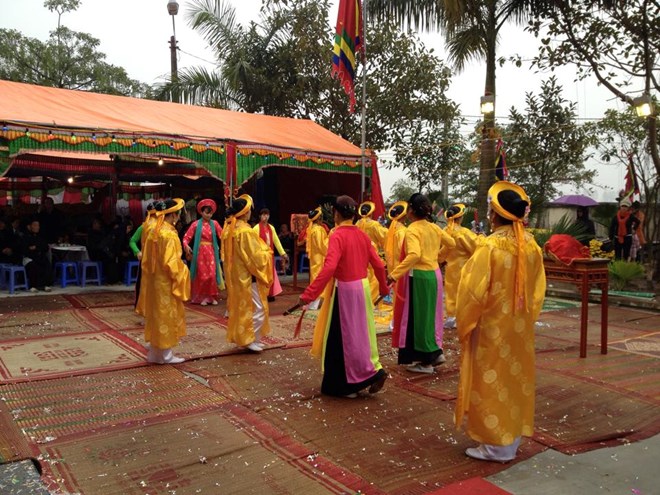 Mặc dù trời mưa rét nhưng các nghi lễ tại lễ Giỗ tổ Nghề may vẫn diễn ra trọn vẹn và dân làng cũng như du khách thập phương cũng tụ hội đông đủ.