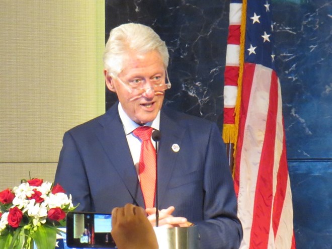 Tổng thống Clinton chính là người đóng vai trò quan trọng trong quá trình bình thường hóa quan hệ hai nước khi ông dỡ bỏ lệnh cấm viện trợ đa phương cho Việt Nam trước khi chấm dứt lệnh cấm vận thương mại của Mỹ đối với Việt Nam. Đến ngày 12.7.1995 (theo giờ Việt Nam), ông Clinton tuyên bố bình thường hóa quan hệ giữa hai nước.