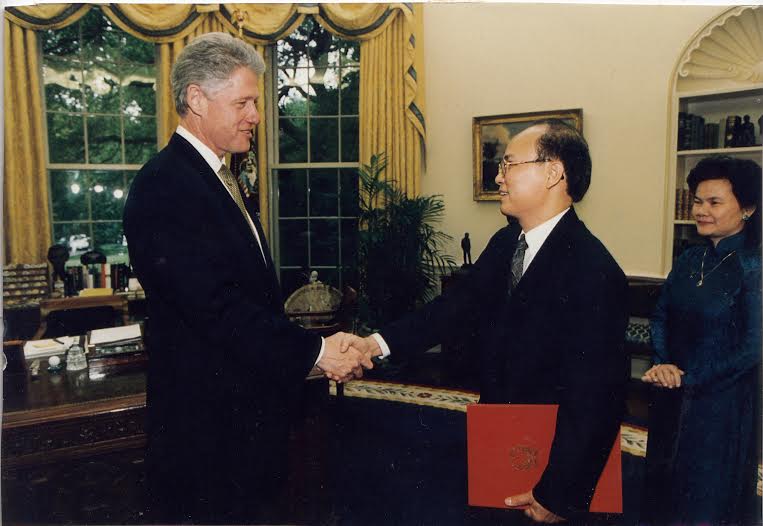 Nguyên Đại sứ Việt Nam đầu tiên tại Mỹ Lê Văn Bàng là một trong những người chứng kiến toàn bộ quá trình đàm phán bình thường hóa quan hệ giữa hai quốc gia từng là cựu thù. Trong thời gian 9 năm tại Mỹ với các vai trò từ trưởng văn phòng liên lạc, đại biện lâm thời tới đại sứ đầu tiên tại Mỹ, ông Bàng đã cố gắng hết sức làm một nhịp cầu nối hàn gắn vết thương chiến tranh giữa hai nước.