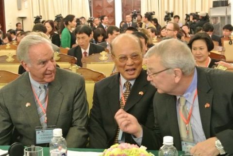 Từ trái qua: Đại sứ Mỹ đầu tiên của Mỹ tại Việt Nam Pete Peterson và Đại sứ Việt Nam đầu tiên tại Mỹ Lê Văn Bàng, cựu Đại sứ Mỹ tại Việt Nam Michael Michalak trò chuyện thân mật tại Hội thảo về quan hệ Việt - Mỹ hôm 26.01.2015.