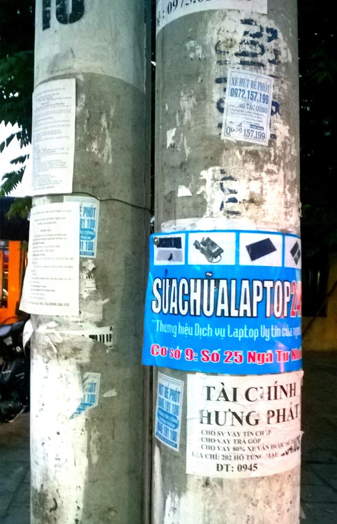 Có ai cấm đâu mà chả treo. Người ta treo đầy ra đấy. Vừa có chỗ quảng cáo miễn phí mà cũng đem lại nhiều cái lợi lắm chứ. Từ khi treo nó lên, khách đến nhà tôi đông hơn hẳn - chia sẻ của anh Trần Văn Lợi, chủ cửa hàng sửa chữa máy tính