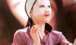 Quay trở lại nhân vật Cheon Song Yi trong “Vì sao đưa anh tới”, việc đắp mặt nạ cũng được cô gái này sử dụng khá thường xuyên.
