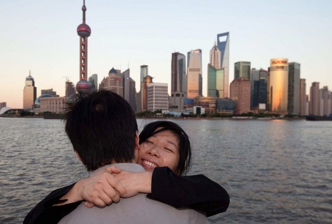 Đối với tôi, bức ảnh này rất quan trọng vì trong Cách mạng văn hóa, tôi không nhìn thấy bất kỳ một cặp đôi nào nắm tay nhau. Nhưng ngày nay thì khác rồi, khi xã hội Trung Quốc cởi mở hơn, những đôi yêu nhau thể hiện tình cảm một cách tự nhiên hơn rất nhiều, Barbey chia sẻ.