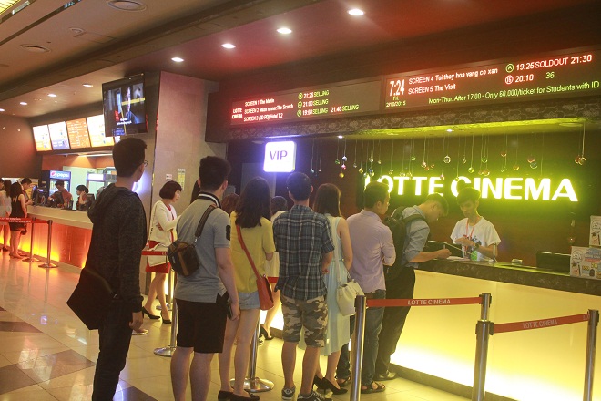 Các bạn trẻ xếp hàng mua vé xem phim tại Lotte Cinema