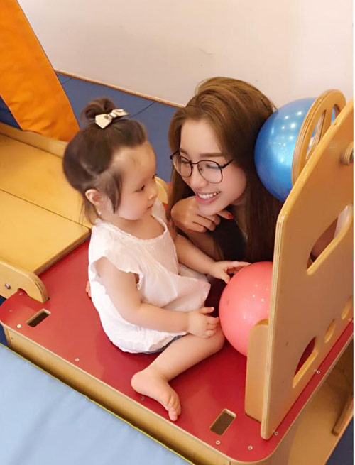 Elly Trần hào hứng đưa công chúa nhỏ đi vui chơi giải trí lành mạnh.