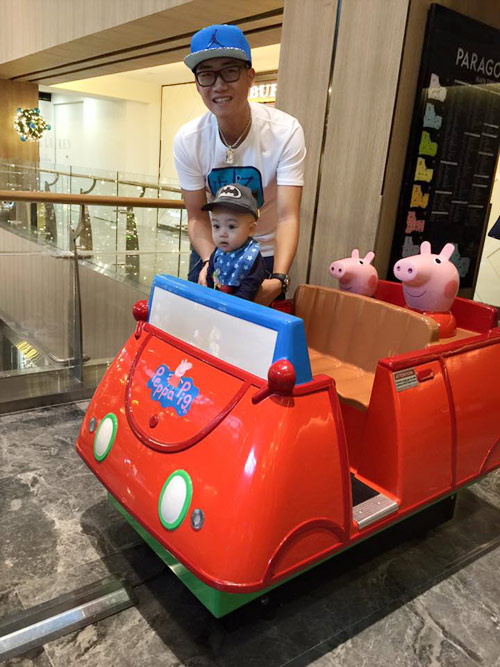 Gia đình nhỏ của người mẫu Ngọc Thạch đã có chuyến đi du lịch thú vị tại Singapore. Trong hình ông xã cô cùng con trai chơi đùa vui vẻ: Mỗi chuyến đi là một lần em lại lớn hơn một chút, biết nhiều thứ hơn và cũng nghịch hơn