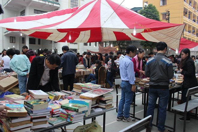 Phiên chợ thu hút hơn 10.000 độc độc giả tham dự