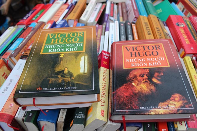 Nhiều cuốn sách quý được bày bán tại chợ phiên