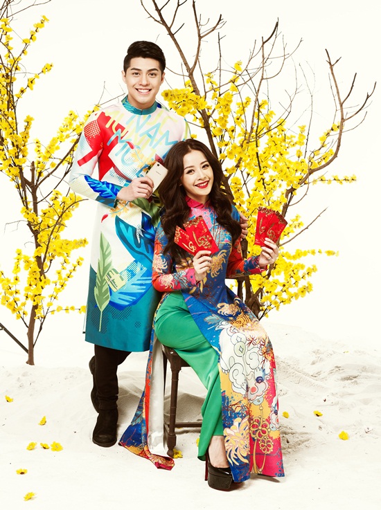 Ca sĩ Noo Phước Thịnh và hot girl - diễn viên Chi Pu lựa chọn áo dài vớisự kết hợp tinh tế giữachất liệu như lụa, gấm vàcách phốimàu cầu kỳ pha chút táo bạo.