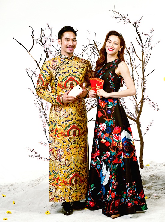 Nhà thiết kế Lý Quí Khánh và ca sĩ Hồ Ngọc Hàrạng rỡ với áo dài cách điệu phong cách hoàng gia quyền quý.
