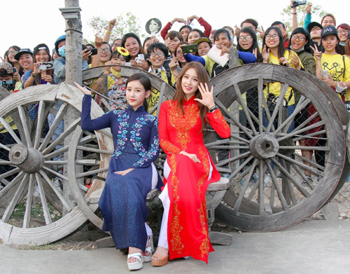 Hai cô gái đến từ Hàn Quốc tranh thủ chụp ảnh cùng những người hâm mộ nhiệt tình theo chân họ suốt cả quãng đường dài.