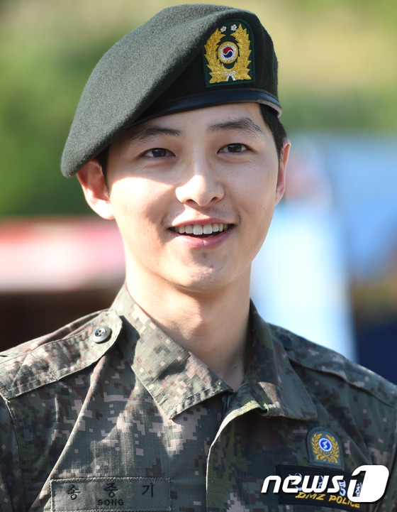 Ngày 25.5.2014, Song Joong Kiđã chính thức xuất ngũ sau thời gian 21 tháng phục vụ trong quân đội.