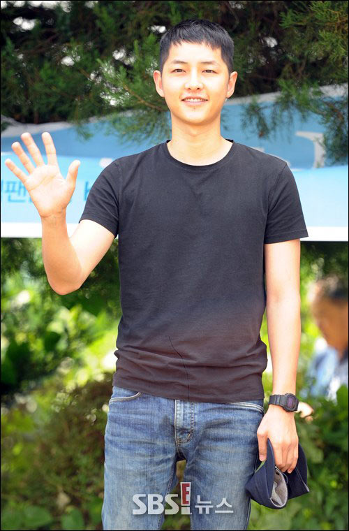 Tháng 8.2013, khi sự nghiệp đang lên, mỹ nam Song Joong đã quyết định gác lại mọi việc lên đường nhập ngũ.