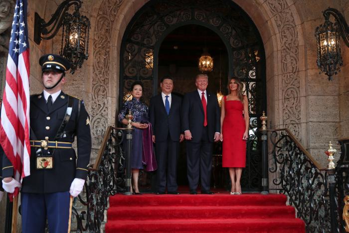 Tổng thống Donald Trump và phu nhân chào đón Chủ tịch Tập Cận Bình và phu nhân tại khu nghỉ mát riêng của ông Trump ở Florida.