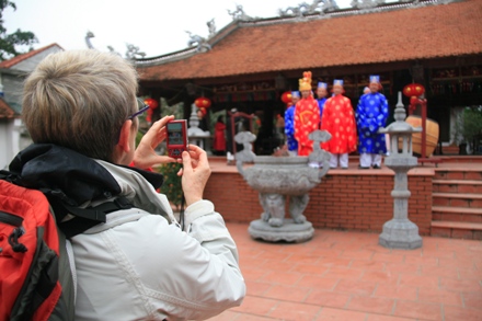 Lễ hội ở Đường Lâm còn thu hút sự quan tâm của các du khách nước ngoài.
