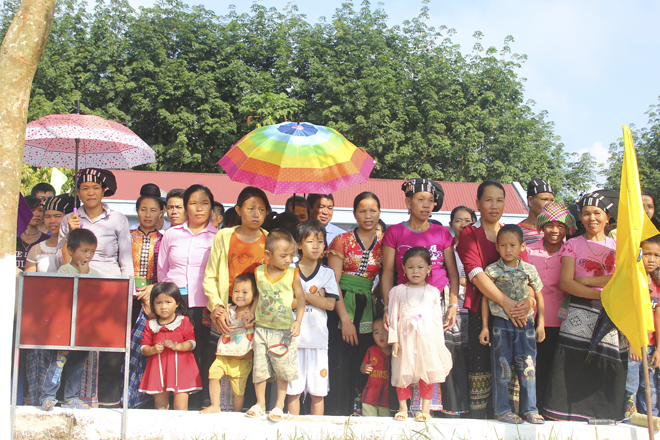 Đồng bào dân tộc tại xãLùng Thàng, huyện Sìn Hồ, tỉnh Lai Châu háo hức chờ đợi việc khai thác mủ cao su. Ảnh Trần Vương