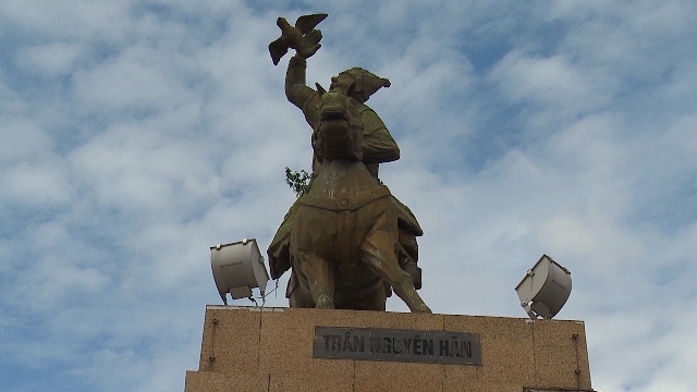 Danh tướng Trần Nguyên Hãn được xem là ông tổ của ngành truyền tin với hình ảnh cưỡi ngựa, tung cánh chim bồ câu lên nền trời.