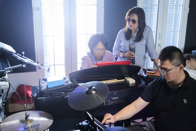 Trong những ngày này, nhạc sĩ Nguyễn Quang nén đau thương để cùng ban nhạc, các nghệ sĩ tập luyện miệt mài cho đêm nhạc.