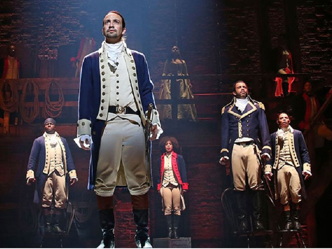 Tác giả, nam diễn viên chính Lin-Manuel Miranda trên sân khấu của “Hamilton”.