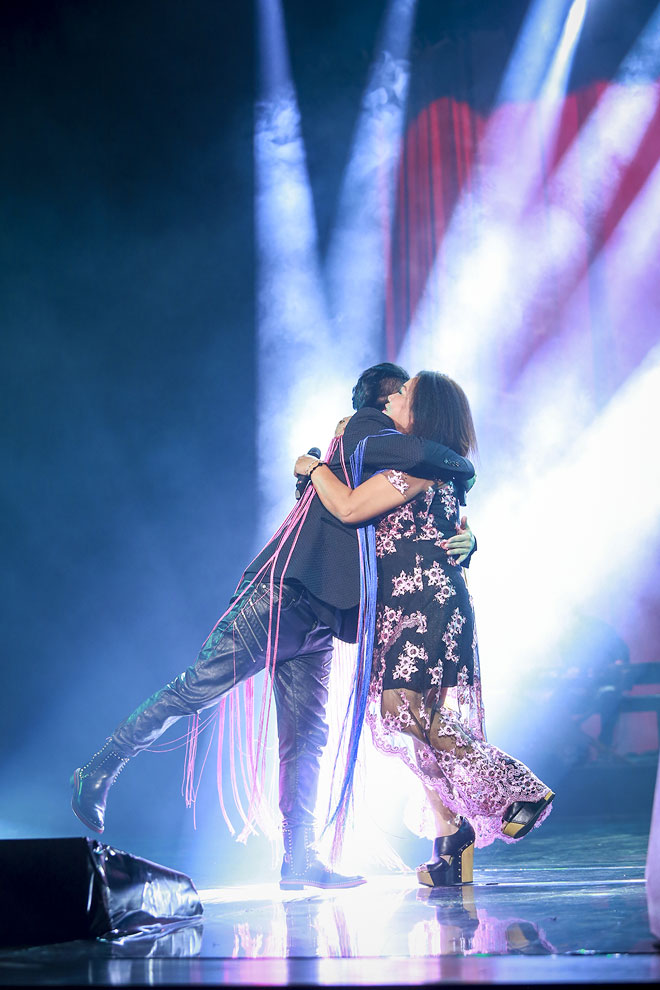Tùng Dương và Siu Black thân thiết ôm nhau trên sân khấu khi kết thúc phần trình diễn không thể hoàn hảo hơn.