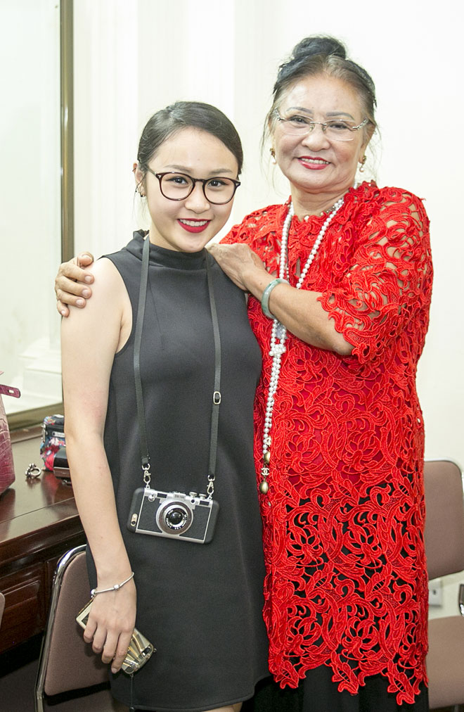 Mẹ và con gái của nữ ca sĩ Thanh Lam đến ủng hộ đêm nhạc của nhạc sĩ Nguyễn Đức Cường.